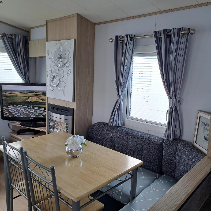 Cj & Daisies Holiday Home Prestatyn Ngoại thất bức ảnh